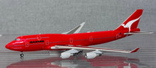 Load image into Gallery viewer, JC Wings 1/400 Qantas Airways Boeing 747-400 All Red VH-OEJ
