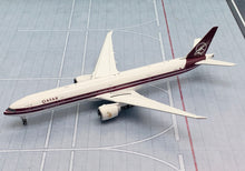 Load image into Gallery viewer, JC Wings 1/400 Qatar Airways Boeing 777-300ER Retro A7-BAC
