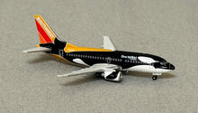 Load image into Gallery viewer, JC Wings 1/400 Southwest Airlines Boeing 737-500 Seaworld of California N507SW

