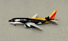 Load image into Gallery viewer, JC Wings 1/400 Southwest Airlines Boeing 737-500 Seaworld of California N507SW
