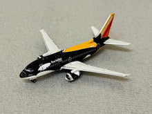 Load image into Gallery viewer, JC Wings 1/400 Southwest Airlines Boeing 737-500 Seaworld of California N507SW
