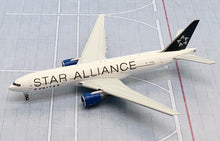 Load image into Gallery viewer, JC Wings 1/400 United Airlines Boeing 777-200ER Star Alliance N218UA flaps down

