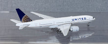 Load image into Gallery viewer, JC Wings 1/400 United Airlines Boeing 777-200ER Gordon M. Bethune N78001
