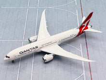 Load image into Gallery viewer, JC Wings 1/400 Qantas Airways Boeing 787-9 VH-ZNF
