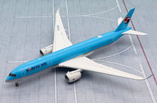 Load image into Gallery viewer, JC Wings 1/400 Korean Air Airbus A350-900XWB HL8598
