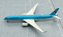 Load image into Gallery viewer, JC Wings 1/400 Korean Air Airbus A350-900XWB HL8598
