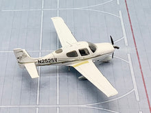 Load image into Gallery viewer, Gemini Jets 1/72 Cirrus SR22 N2525V Sporty’s Wright Bros. edition
