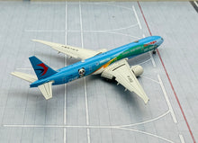 Load image into Gallery viewer, JC Wings 1/400 China Eastern Airlines Boeing 777-300ER CIIE B-2002 flaps down
