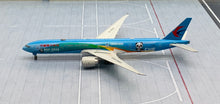 Load image into Gallery viewer, JC Wings 1/400 China Eastern Airlines Boeing 777-300ER CIIE B-2002

