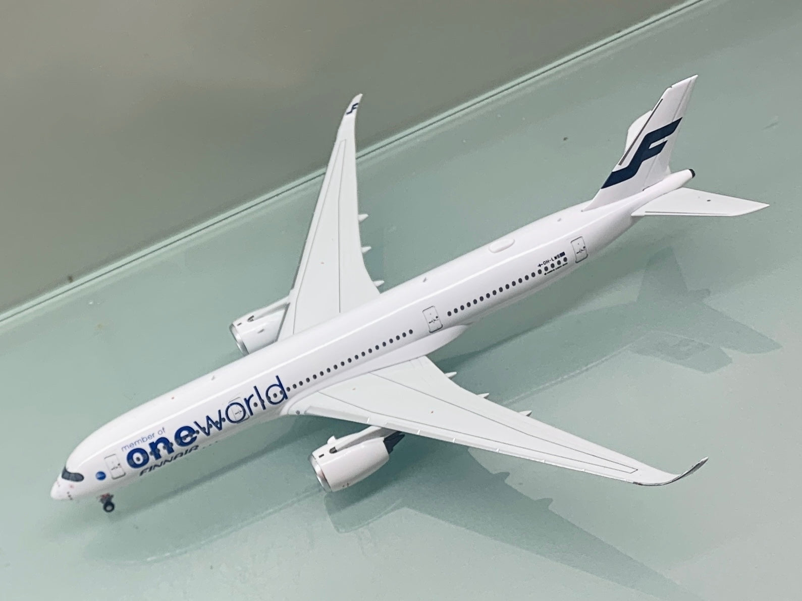 Finnair Airbus A350-900 OH-LWL with stand JC Wings JC2FIN189