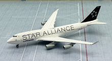 Load image into Gallery viewer, JC Wings 1/400 Lufthansa Boeing 747-400 Star Alliance D-ABTH
