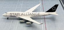 Load image into Gallery viewer, JC Wings 1/400 Lufthansa Boeing 747-400 Star Alliance D-ABTH
