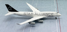 Load image into Gallery viewer, JC Wings 1/400 Lufthansa Boeing 747-400 Star Alliance D-ABTH
