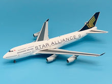 Load image into Gallery viewer, JC Wings 1/400 Singapore Airlines Boeing 747-400 Star Alliance 9V-SPP
