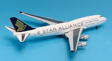 Load image into Gallery viewer, JC Wings 1/400 Singapore Airlines Boeing 747-400 Star Alliance 9V-SPP
