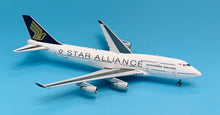 Load image into Gallery viewer, JC Wings 1/400 Singapore Airlines Boeing 747-400 Star Alliance 9V-SPP
