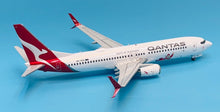Load image into Gallery viewer, JC Wings 1/200 Qantas Boeing 737-800 Santa VH-VZX
