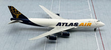 Load image into Gallery viewer, JC Wings 1/400 Atlas Air Boeing 747-8F N860GT
