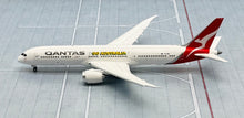 Load image into Gallery viewer, JC Wings 1/400 Qantas Airways Boeing 787-9 VH-ZNH &quot;Go Australia&quot; flaps down
