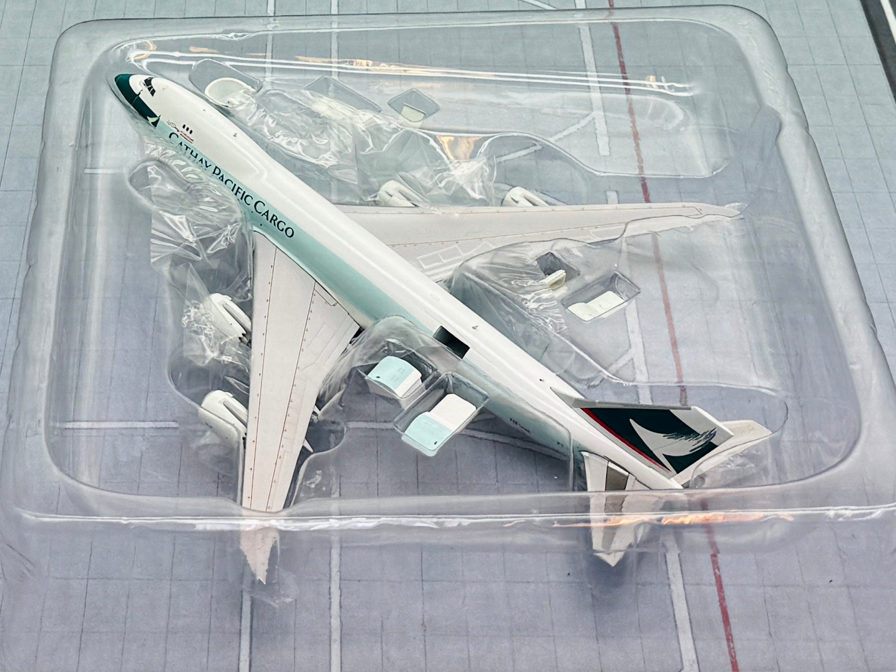 JC Wings 1/400 Cathay Pacific Cargo Boeing 747-8F B-LJC