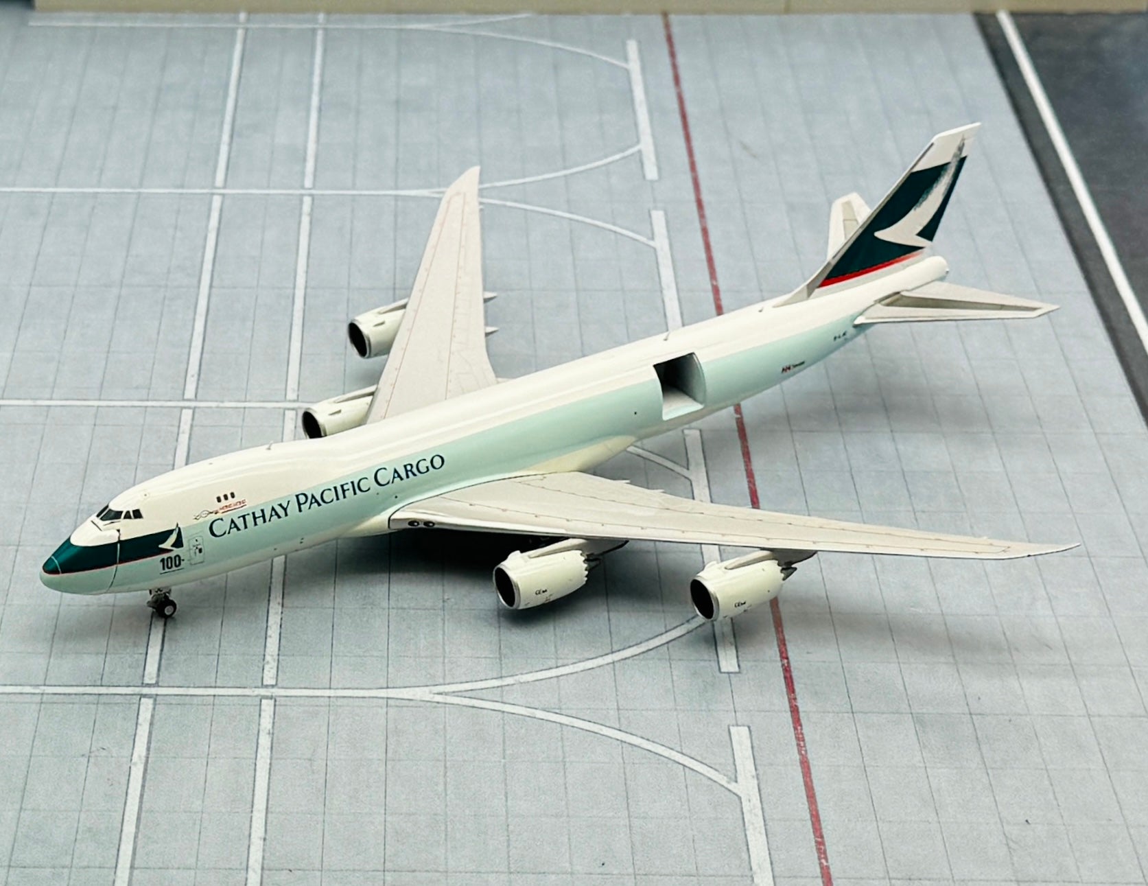 JC Wings 1/400 Misc Cargo Cathay Pacific Boeing 747-8F B-LJC Interacti ...