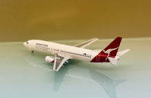 Load image into Gallery viewer, JC Wings 1/200 Qantas Airways Boeing 737-400 Port Pirie VH-TJZ

