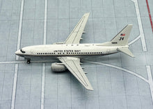 Load image into Gallery viewer, JC Wings 1/400 Etihad Airways Boeing 777-200LF 2015 Formula 1 A6-LRD
