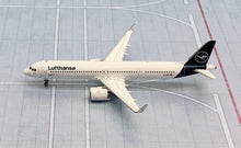 Load image into Gallery viewer, Gemini Jets 1/400 Lufthansa Airbus A320neo D-AINY Lovehansa
