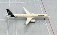 Load image into Gallery viewer, Gemini Jets 1/400 Lufthansa Airbus A320neo D-AINY Lovehansa
