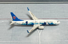 Load image into Gallery viewer, JC Wings 1/400 China Southern Boeing 737-800 Guizhou B-6068
