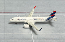 Load image into Gallery viewer, JC Wings 1/400 LATAM Airbus A320NEO LATAM Pass PR-XBE
