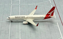 Load image into Gallery viewer, Phoenix 1/400 Qantas Airways Boeing 737-800 VH-VZW
