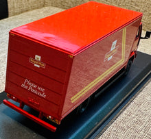 Load image into Gallery viewer, Oxford Die-cast 1/76 Ford IVECO Cargo Box Van Royal Mail
