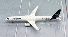 Load image into Gallery viewer, Phoenix 1/400 Lufthansa Airbus A321neo D-AIEP
