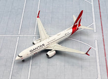 Load image into Gallery viewer, JC Wings 1/400 Qantas Airways Boeing 737-800 Santa VH-VZX
