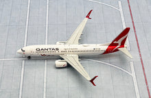 Load image into Gallery viewer, JC Wings 1/400 Qantas Airways Boeing 737-800 Santa VH-VZX
