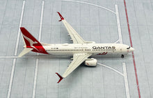 Load image into Gallery viewer, JC Wings 1/400 Qantas Airways Boeing 737-800 Santa VH-VZX
