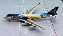 Load image into Gallery viewer, JC Wings 1/400 Singapore Airlines Boeing 747-400 "Tropical" 9V-SPK
