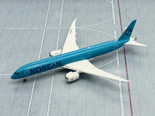 Load image into Gallery viewer, Phoenix 1/400 Korean Air Boeing 787-9 HL8081
