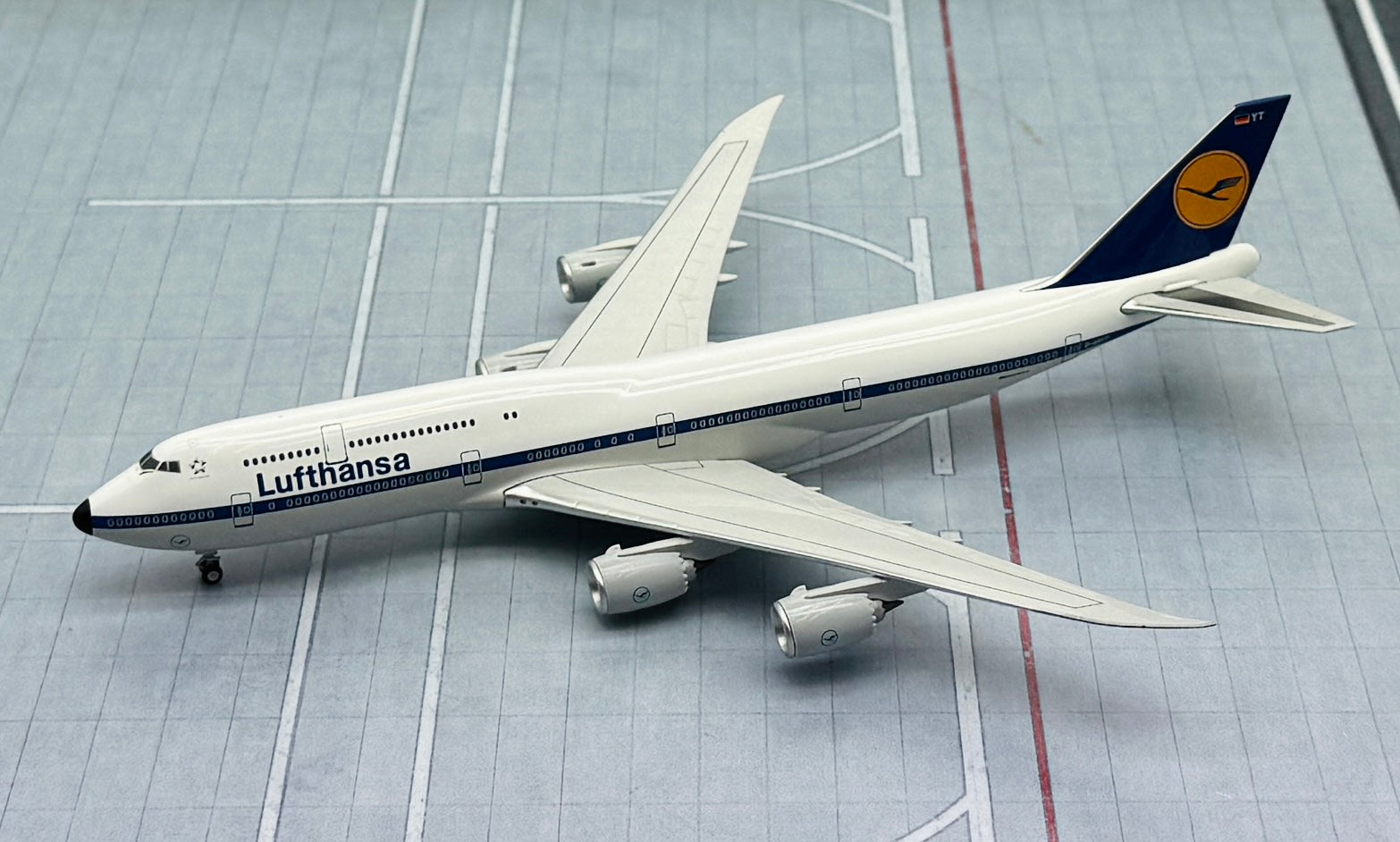 NG models Lite 1/400 Lufthansa Boeing 747-8 D-ABYT retro colours