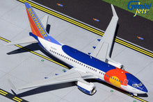Load image into Gallery viewer, Gemini Jets 1/200 Southwest Airlines Boeing 737-700 N230WN Coloranda One
