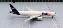 Load image into Gallery viewer, Gemini Jets 1/400 FedEx Boeing 777-200LRF N887FD
