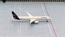 Load image into Gallery viewer, Gemini Jets 1/400 Lufthansa Airbus A321 neo sharklets D-AIEA
