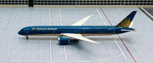 Load image into Gallery viewer, Gemini Jets 1/400 Vietnam Airlines Boeing 787-10 VN-A879
