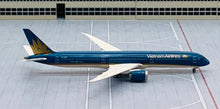 Load image into Gallery viewer, Gemini Jets 1/400 Vietnam Airlines Boeing 787-10 VN-A879
