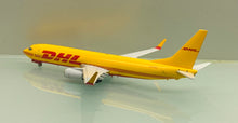 Load image into Gallery viewer, JC Wings 1/200 DHL Boeing 737-800 (BDSF) N916SC
