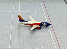 Load image into Gallery viewer, Gemini Jets 1/400 Southwest Airlines Boeing 737-700 N931WN Lone Star One
