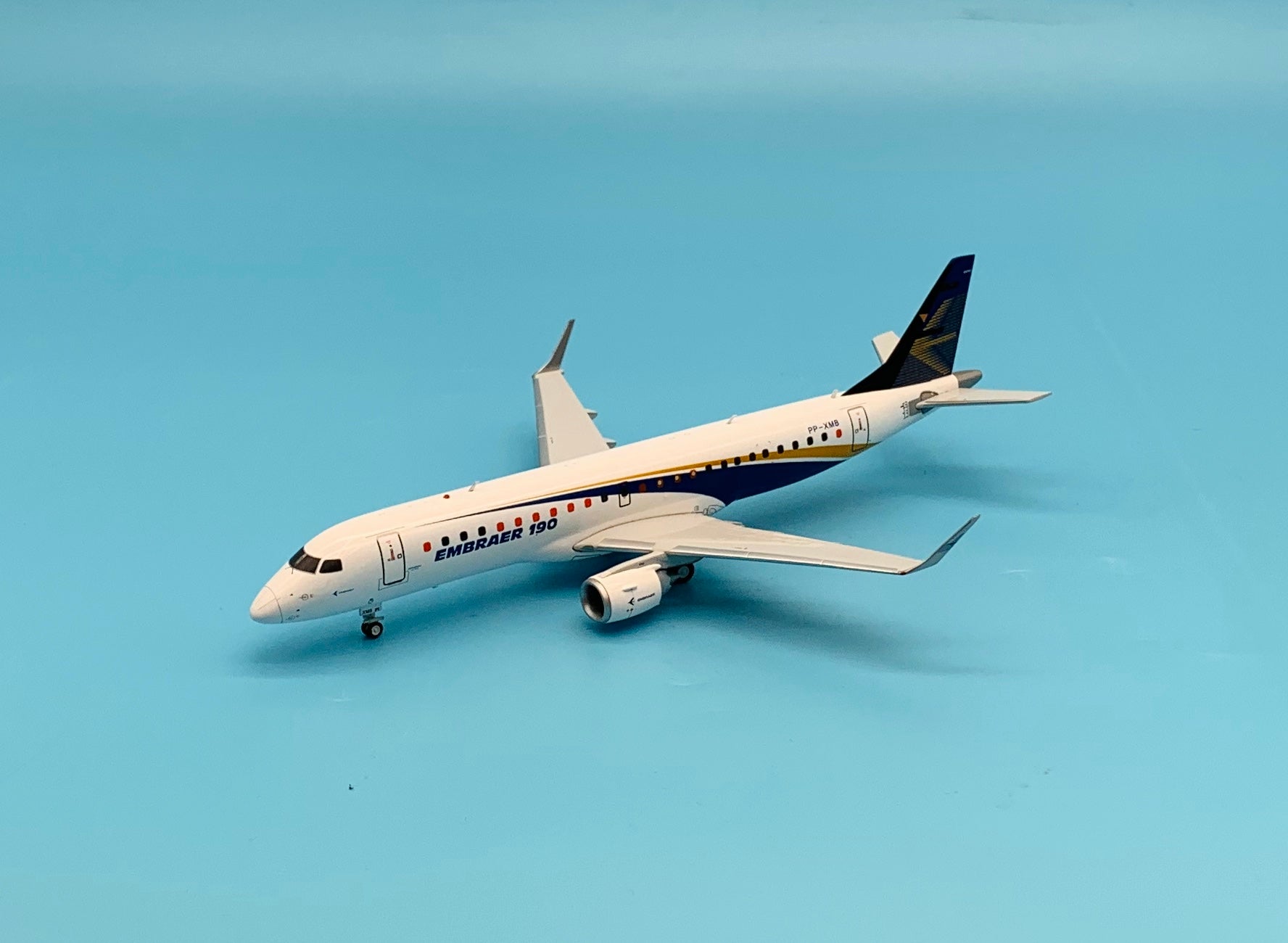 JC Wings 1/200 Embraer 190-100 STD House Color PP-XMB XX2218
