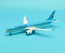 Load image into Gallery viewer, JC Wings 1/200 Korean Air Bombardier CS300 HL8313
