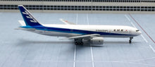 Load image into Gallery viewer, JC Wings 1/400 ANA All Nippon Airways Boeing 777-200 JA8197
